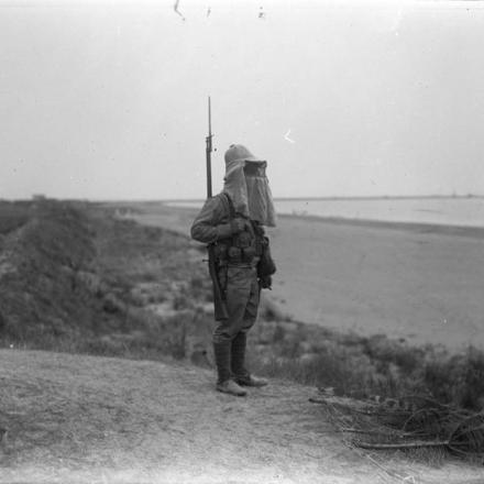 Sentinella con coperture anti zanzare - Fonte: © Imperial War Museum (Q 19109)