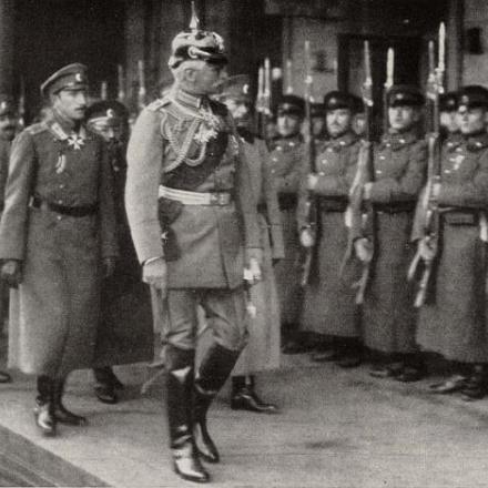 Il principe ereditario Boris con il Feldmaresciallo tedesco von Mackensen ispezionano le truppe bulgare - Fonte: Grande Atlante di fotografie della Grande Guerra