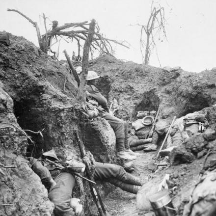 Truppe britanniche in un momento di riposo in una trincea nel Bosco di Thiepval. Fonte: © IWM (Q 871) 