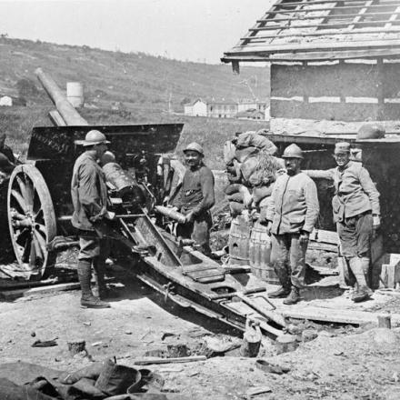 Armi francesi in azione a Verdun - Fonte: © Imperial War Museum (Q 69619)