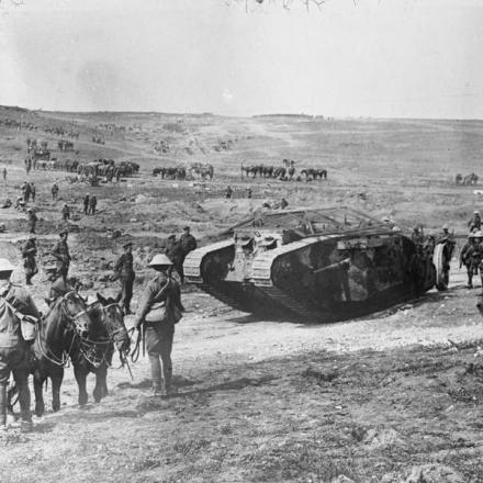 Battaglia di Flers-Courcelette. Carro armato Mark I, C.19 'Clan Leslie', a Chimpanzee Valley il 15 settembre 1916.  © IWM Q 5572