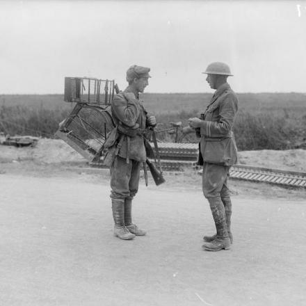 Soldati britannici sulla strada Albert-Bapaume - Fonte: © IWM (Q 881)