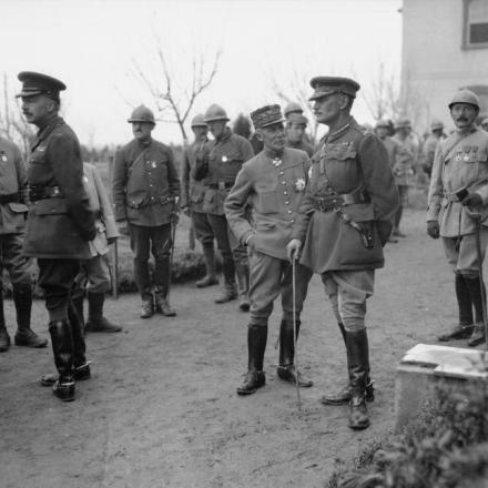 I comandanti delle forze Alleate a Salonicco. Il Gen. Maurice Bailloud, comandante della 156esima Divisione francese, in una conversazione con Sir Bryan Mahon, comandante delle forze britanniche - Fonte: © IWM (Q 31759)