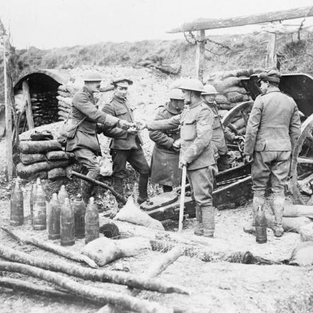 Soldati della Royal Field Artillery durante una pausa nei pressi di Thiepval - Fonte: © IWM (Q 1537)