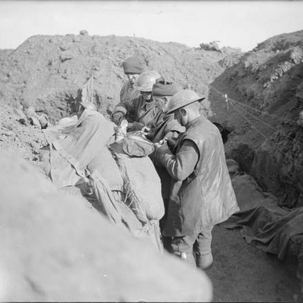 Il rancio della truppe britanniche - Fonte: © IWM (Q 4388)