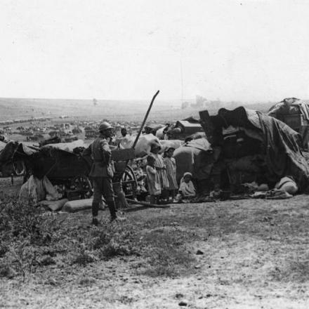 Famiglie di civili rumeni in un campo con soldati - Fonte: © IWM (Q 76887)