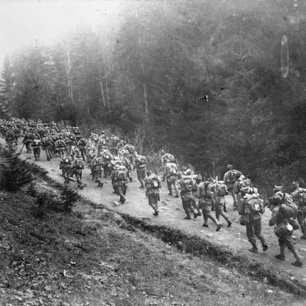 Fanteria romena in marcia nei pressi di Ditrau - Fonte: © IWM (Q 58113)