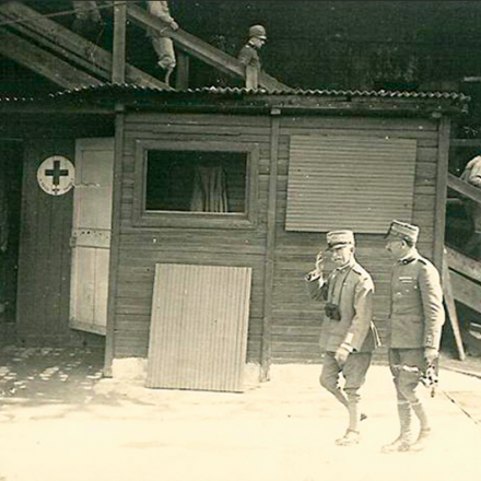 Vittorio Emanuele durante una visita al fronte. Fondo Arturo Busto - Fonte: Gruppo L'Espresso e Archivio diaristico nazionale di Pieve Santo Stefano