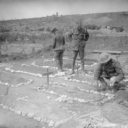 Un membro della Army Chaplains' Department presso la tomba di un soldato a Carnoy Valley - Fonte: © IWM (Q 4004)