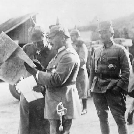 Il Generale von Erich Falkenhayn, con il Generale Konrad von Dellmensingen e un ufficiale delle truppe asutro-ungariche - Fonte:© IWM (Q 52171) 