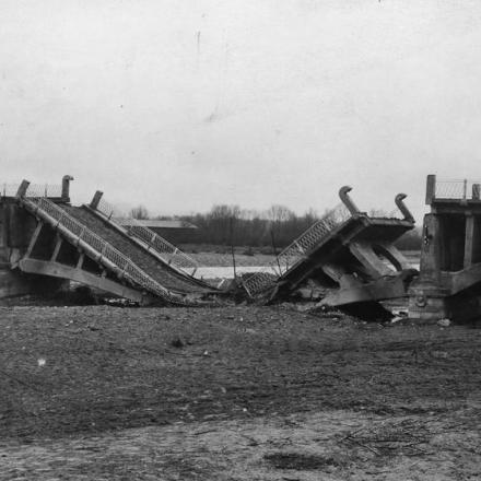 Ponte distrutto a Arges - Fonte: © IWM (Q 87029)