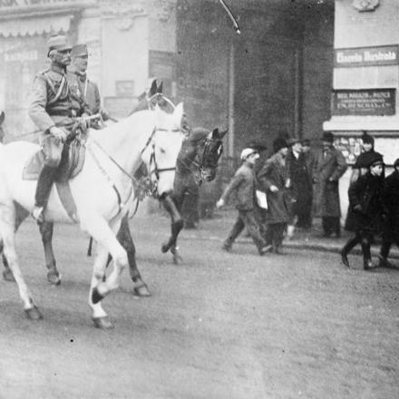 Il feldmaresciallo August von Mackensen entra a Bucarest, 6 dicembre 1916. © IWM Q 24002