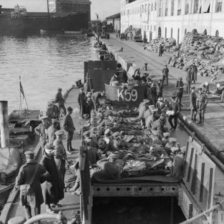Malati e feriti britannici a bordo di una nave nel porto di Salonicco in attesa di essere trasferiti su una nave ospedale nel 1916. - Fonte: © IWM (Q 31616)