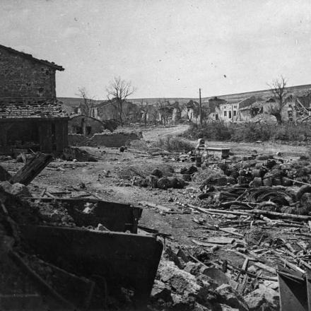 Le rovine di Chattancourt, Verdun - Fonte: © IWM (Q 78140)