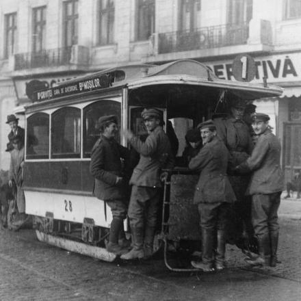Soldati tedeschi sul tram a Bucarest - © IWM (Q 87247)