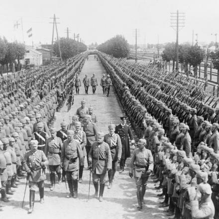 Guglielmo II mentre ispeziona le truppe - Fonte: © IWM (Q 52953)