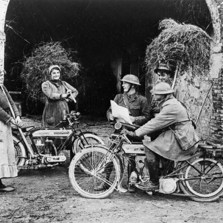 Motociclista della Royal Garrison Artillery chiede informazioni alle lavoratrici italiane - Fonte: © IWM (Q 26067)
