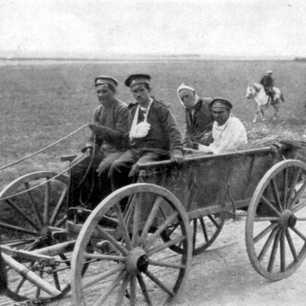 Soldati russi feriti rientrano dal fronte - Fonte:  National Geographic Magazine, Volume 31 (1917)