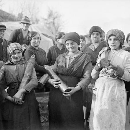 Giovani donne italiane impiegate presso l'esercito inglese - Fonte: © IWM (Q 26158)