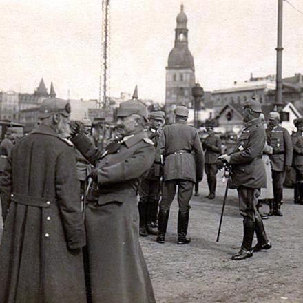 Ufficiali tedeschi con l'Imperatore Guglielmo II a Riga - Immagine di pubblico dominio