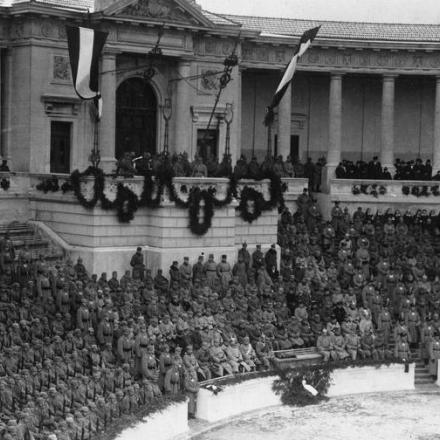 Le celebrazioni nell'arena di Bucarest per il compleanno del Kaiser Guglielmo II - Fonte: © IWM (Q 87106) 
