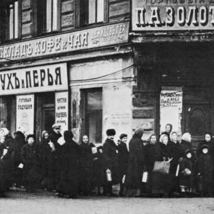 Fila per il pane a Pietrogrado - Fonte: Immagine di pubblico dominio