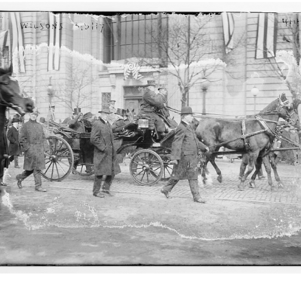 Il Presidente Woodrow Wilson con la moglie a una parata - Fonte: Library of Congress. Digital Id: ggbain 23887