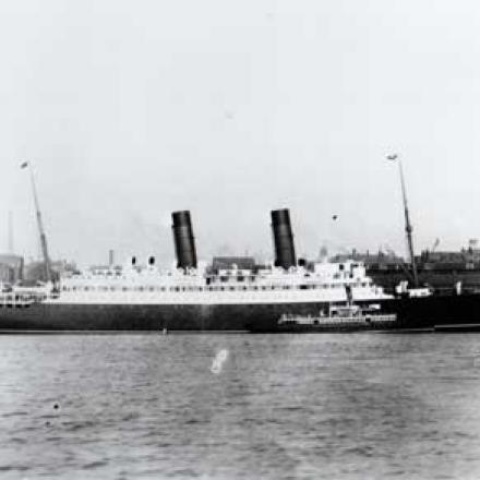 RMS Laconia a New York. Autore Frank Braynard - Immagine di pubblico dominio