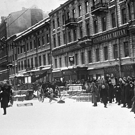 Barricate sul viale Liteiny di Pietrogrado, febbraio 1917. © Wikipedia.ru - Jones, Stinton - public domain