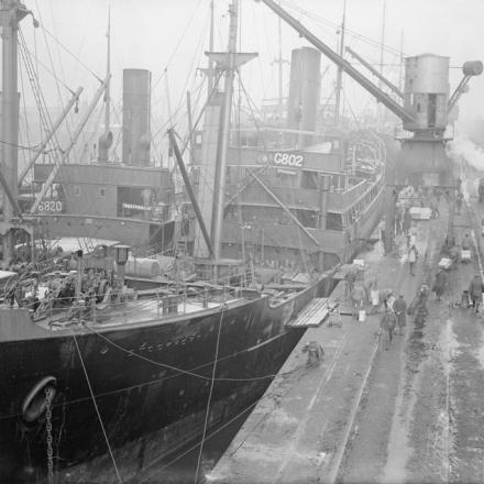 Navi in attesa del carico a Calais - Fonte: © IWM (Q 4782)