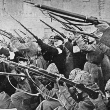 Polizia contro i manifestanti a San Pietroburgo - Fonte: The Russian Bolshevik revolution (1921)