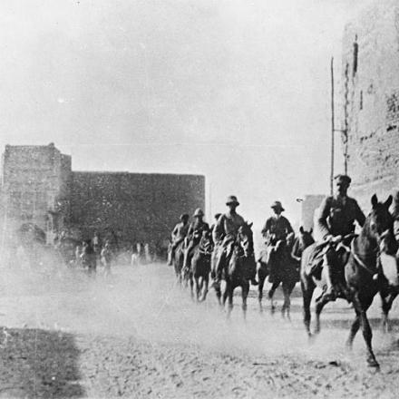 Truppe britanniche entrano a Baghdad - Fonte: © IWM (Q 25192)