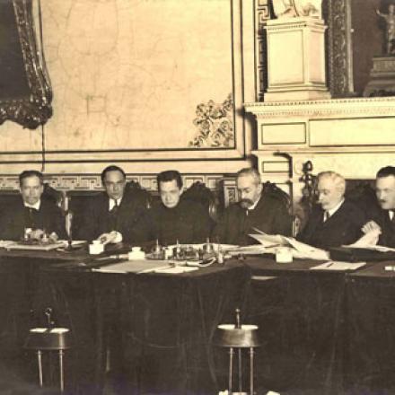 Il Governo provvisorio riunito nel marzo 1917 a palazzo Mariinskij - Immagine di pubblico dominio