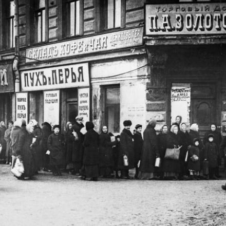 Marzo 1917:  i negozi di pane vengono assaliti  nella capitale della Russia - © ИА Regnum