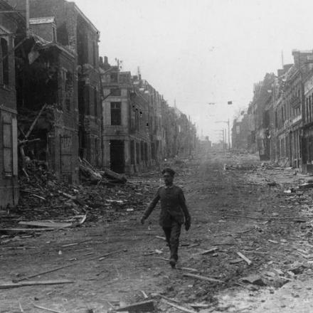 Rue de Paris - St Quentin, Marzo 1917. Fonte: Imperial War Museum © IWM (Q 87648).
