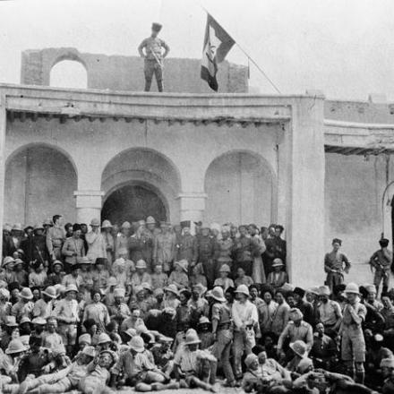 Truppe russe e britanniche a Qasr-e-Shirin. © IWM (Q 25201)