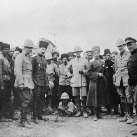 Il Generake russo Raddatz  insieme ad ufficiali britannici a Qasr-e Shirin. © IWM (Q 25200)