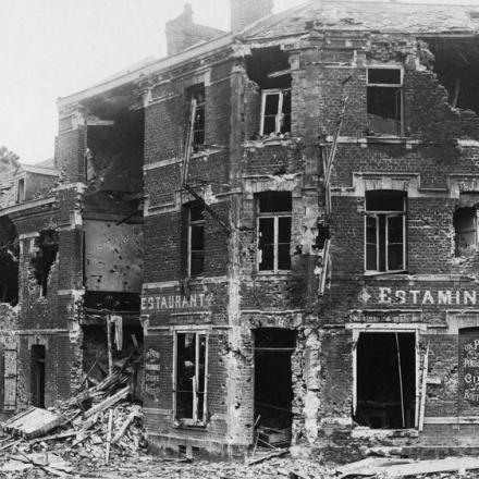 La seconda battaglia dell'Aisne. Un ristorante in rovina a St. Quentin, aprile 1917.© IWM (Q 87649)