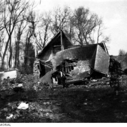 Una casa nel villaggio di Happlincourt, distrutto dai tedeschi in ripiegamento sulla  linea Hindenburg, 1917-04-05. Fonte:Australian War Memorial 