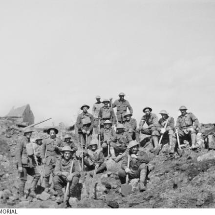 Uomini impegnati nel riempimento dei buchi creati dalle mine a Doignes, in Francia, il 1917-04-05. Fonte:Australian War Memorial 