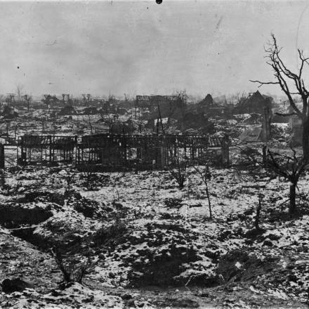 Le rovine di Beuvraignes che mostrano vecchie trincee in primo piano, il 5 aprile 1917. © IWM (Q 78149)