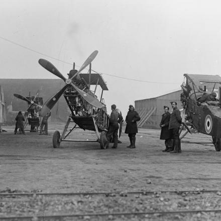 Riparazione e riassemblaggio di biplani R.E.8 della Royal Aircraft Factory R.E.8 presso il deposito n. 1 di St. Omer. © IWM (Q 11961)