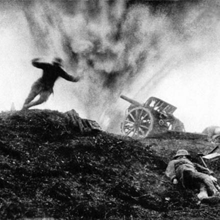 Il soldato tedesco si tuffa per la ripararsi mentre un proiettile esplode alle sue spalle Fonte: ttps://rarehistoricalphotos.com/