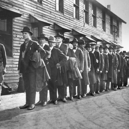 Americani in fila per il reclutamento. Fonte www.atlantic.com