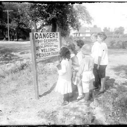Bambini in piedi davanti a un cartello anti-tedesco a Edison Park. 1917 Fonte: http://chsmedia.org/media/dn/06/0692/DN-0069264.jpg