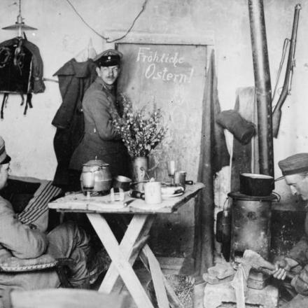 Le truppe tedesche festeggiano la Pasqua nello Champagne, l'8 aprile 1917. Nota "Buona Pasqua - Frohliche Ostern" scritta sulla porta © IWM (Q 61040)
