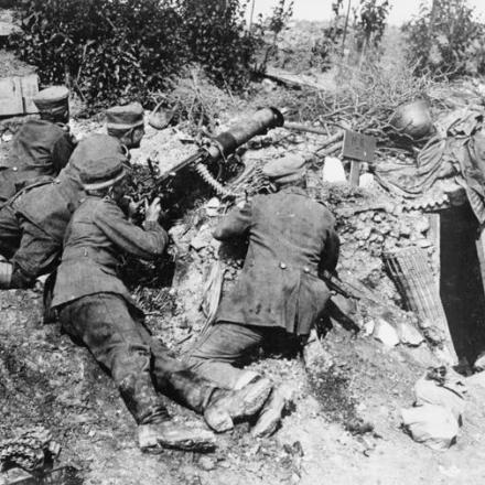 Una postazione di mitragliatrice tedesca MG 08 in una trincea a Winterberg, a nord-ovest di Craonne, vicino a Reims. © IWM (Q 61038)