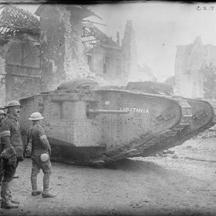 Carro armato Mark II "Lusitania"  che avanza lungo una strada in rovina ad Arras, 10 aprile 1917. © IWM (Q 6301)