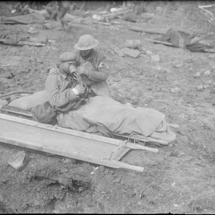  Battaglia di Scarpe. Cure a un soldato tedesco ferito a Monchy-le-Preux, l'11 aprile 1917. IWM (Q 2022)