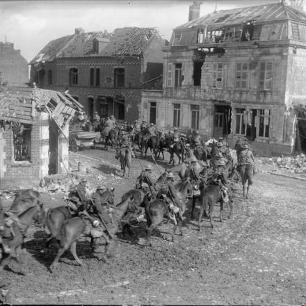 Battaglia di Vimy Ridge. La cavalleria britannica cavalca attraverso Arras, l'11 aprile 1917. © IWM (Q 2825)